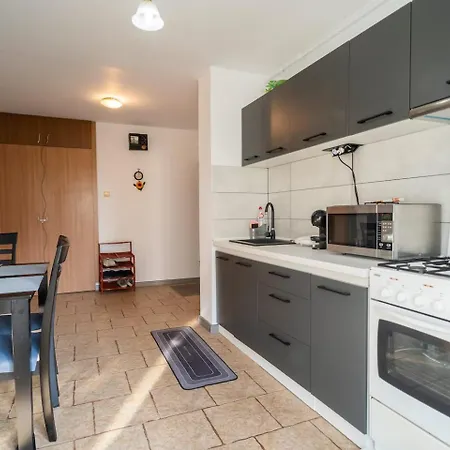 Cozy 3br With Balcony & Free Parking