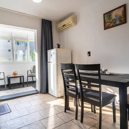 Διαμέρισμα Cozy 3br With Balcony & Free Parking