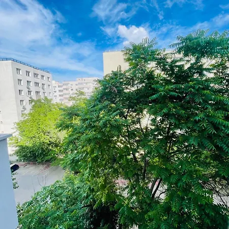 Cozy 3br With Balcony & Free Parking *