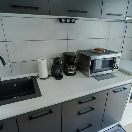 Cozy 3br With Balcony & Free Parking Διαμέρισμα