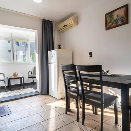 Διαμέρισμα Cozy 3br With Balcony & Free Parking *