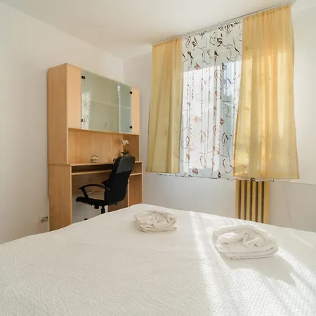 Cozy 3br With Balcony & Free Parking Διαμέρισμα