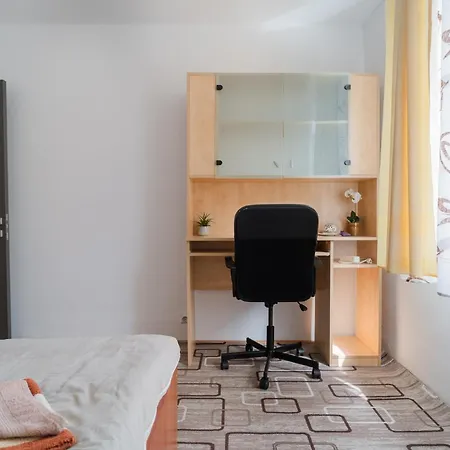 Cozy 3br With Balcony & Free Parking Διαμέρισμα *