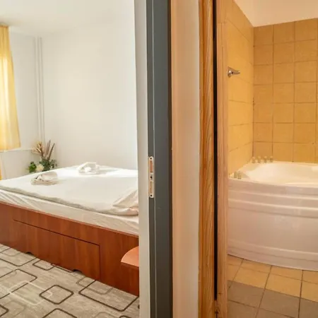 Cozy 3br With Balcony & Free Parking