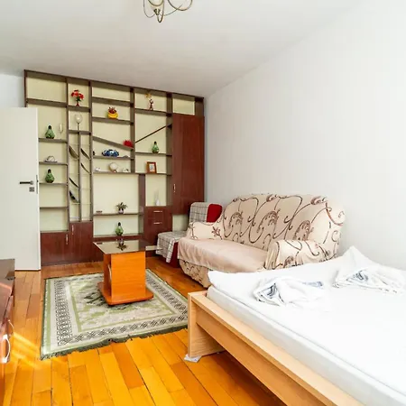 Cozy 3br With Balcony & Free Parking *