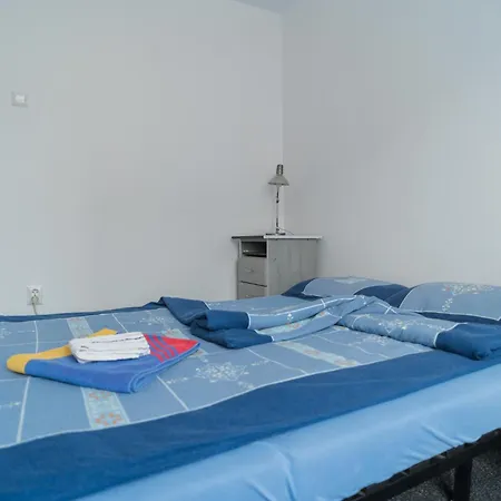 Cozy 3br With Balcony & Free Parking