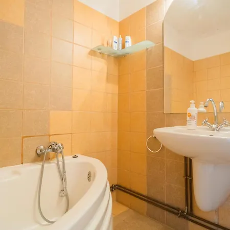 Cozy 3br With Balcony & Free Parking Διαμέρισμα
