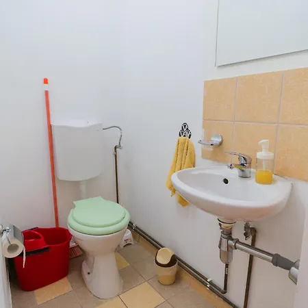 Cozy 3br With Balcony & Free Parking Διαμέρισμα *