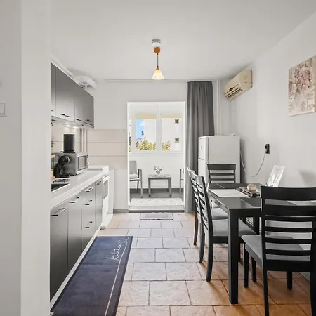 Cozy 3br With Balcony & Free Parking * Boekarest