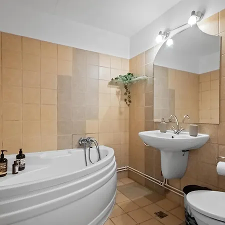 Cozy 3br With Balcony & Free Parking Appartement *