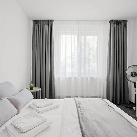 Cozy 3br With Balcony & Free Parking