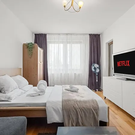 Cozy 3br With Balcony & Free Parking *
