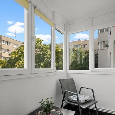 Cozy 3br With Balcony & Free Parking