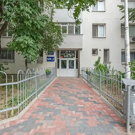 Cozy 3br With Balcony & Free Parking *
